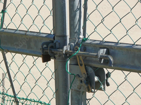Fototapeta 施錠された野球場ゲート