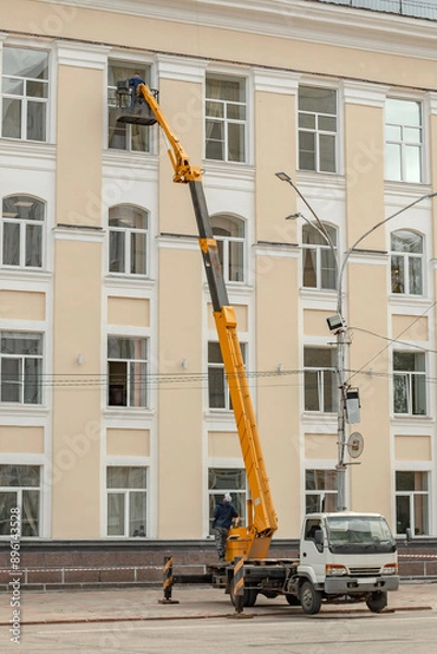 Obraz The windows of the building are being washed using an aerial platform.