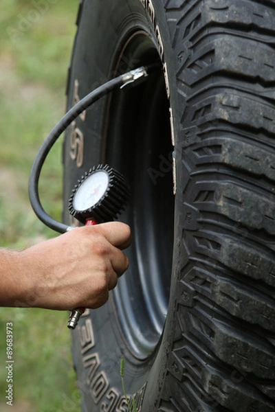 Obraz Gauging the tire pressure