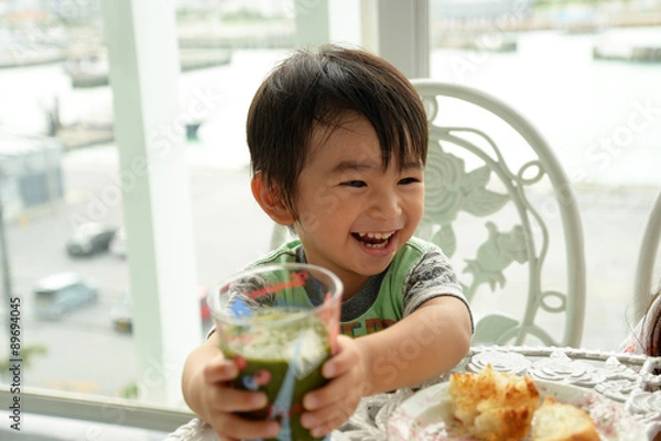 Fototapeta 朝食中の男の子