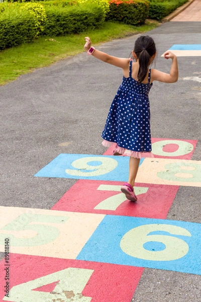 Obraz Girl Playing Hopscotch / Girl Playing Hopscotch on Playground