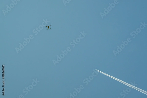 Obraz Drone à la rencontre d'un avion dans le ciel