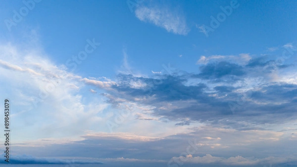 Obraz Vue du ciel bleu avec des nuages de traine en fin de journée
