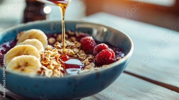 Obraz はちみつを垂らした栄養満点のアサイーボウルと朝日：コピースペース