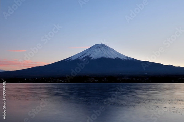 Fototapeta 夕暮れ時の富士山・山梨県河口湖からの景色
