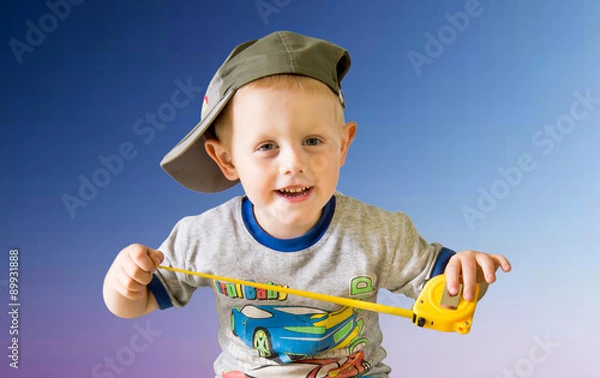 Obraz счастливый мальчик с измерительной рулеткой