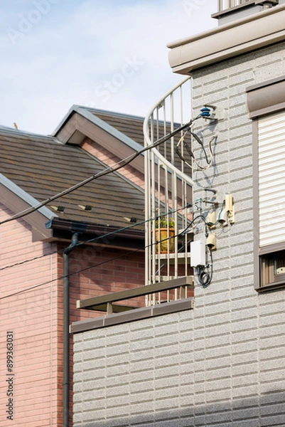 Fototapeta 戸建住宅の2階につながる電線