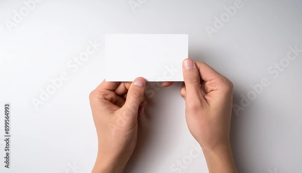 Obraz 無地の白いカードを持った手元