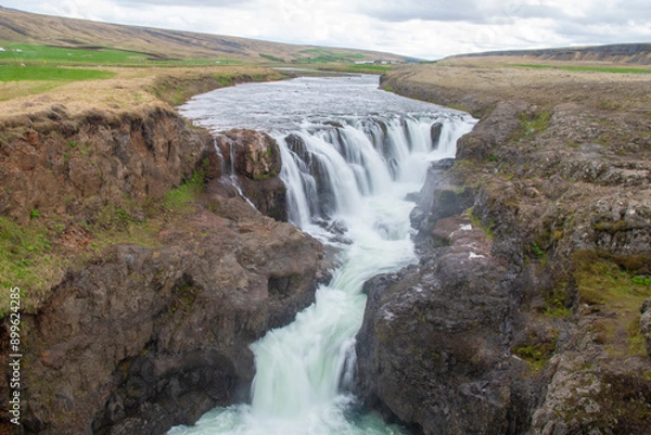 Fototapeta A waterfall cascade gushing down in Iceland