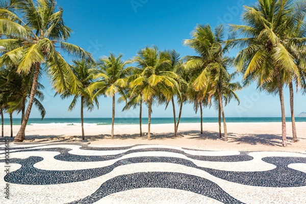 Fototapeta na wymiar Palmy i kultowy chodnik mozaiki plaży Copacabana w Rio de Janeiro w Brazylii.