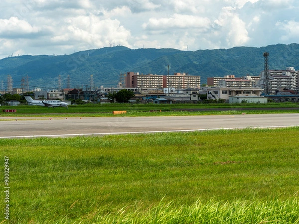 Fototapeta 八尾空港と周辺の街並み