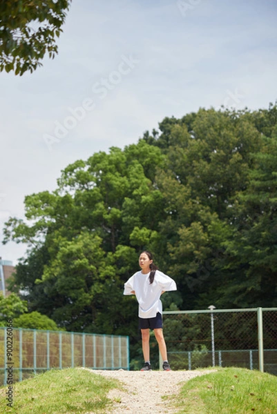 Fototapeta 夏休みの公園で厳しい暑さの中で遊んでいる小学生の子供の様子