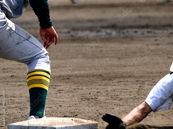 Fototapeta 野球の試合で一塁へ帰塁のヘッドスライディングをする選手