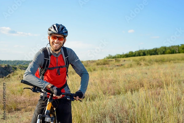 Fototapeta Portret młodego rowerzysty w kasku i okularach