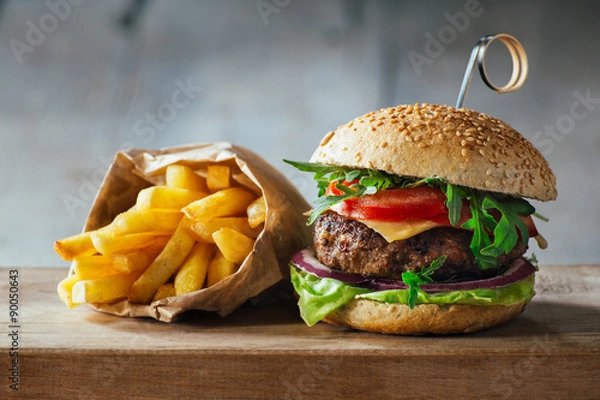 Obraz Pyszne burgery z wołowiną, pomidorem, serem i sałatą