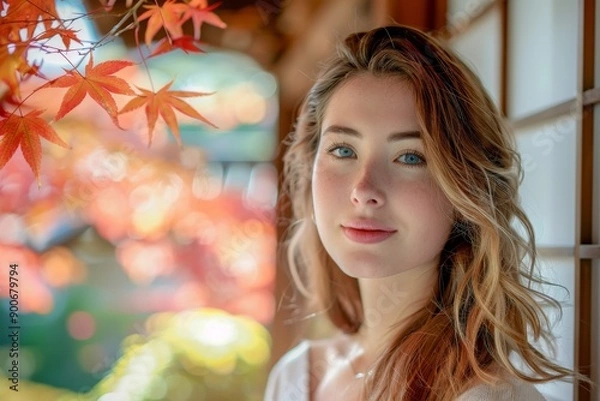Fototapeta 秋に日本旅行を楽しむ外国人の女性（インバウンド・外国人・訪日・旅行・円安・京都・紅葉）