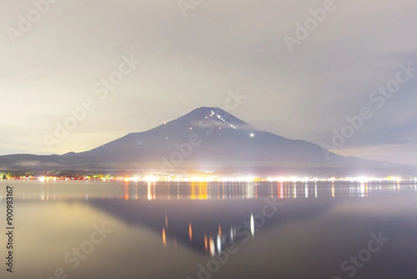 Obraz 真夏の登山風景が望める深夜の富士山