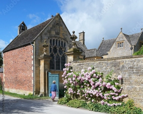 Fototapeta イギリスコツウォルズ地区に素敵なヒドコート・マナー・ガーデンの入り口に満開なピング色のバラの花