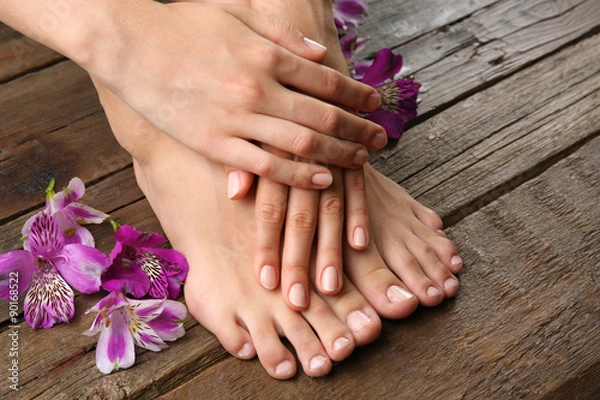 Obraz Kobiece stopy w procedurze pedicure spa