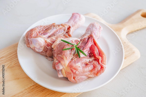 Fototapeta 骨付きモモ肉の下ごしらえ