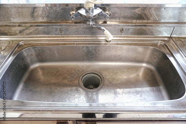 Obraz 掃除前で汚れがたくさんな古い古民家台所の流し Old kitchen sink before cleaning