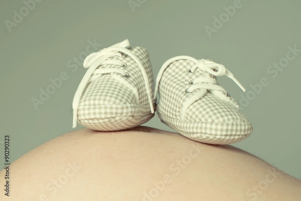 Fototapeta Babybauch mit Schuhen - Retro