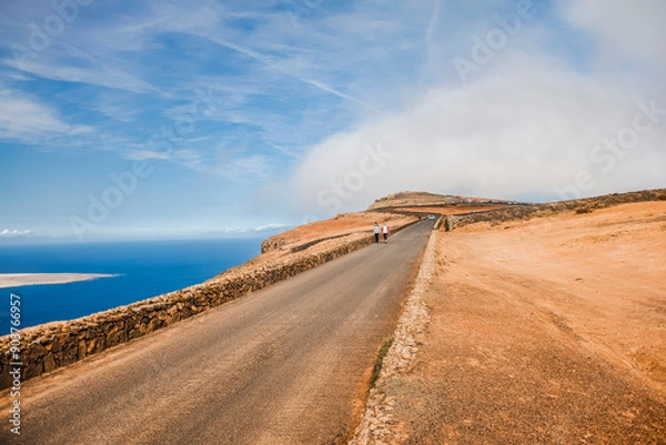 Fototapeta strada in salita che va al pico in lanzarote