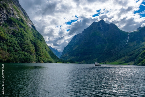 Fototapeta Traghetto nel fiordo norvegese
