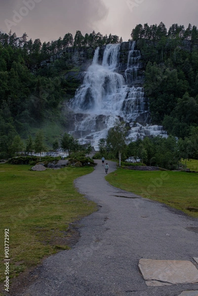 Fototapeta Cascata con persone