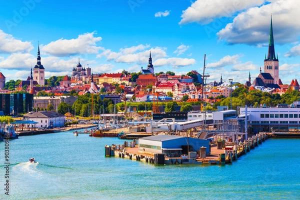 Obraz urokliwy widok na malowniczy port w słoneczny dzień