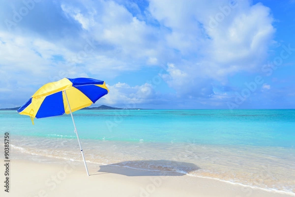 Obraz 沖縄の美しい海とビーチパラソル