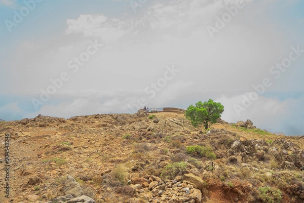 Obraz Cima de la montañas con nubes y niebla