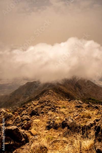 Fototapeta Cima de la montañas con nubes y niebla