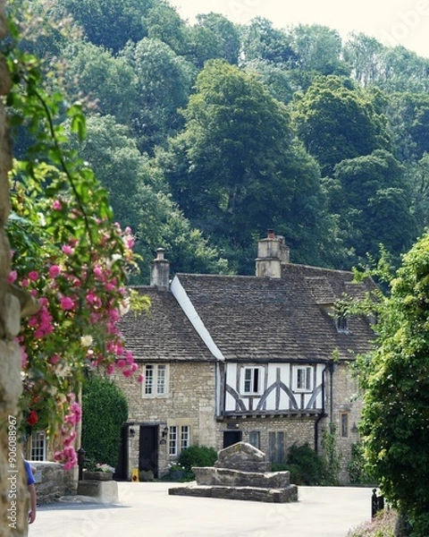 Fototapeta イギリスコツウォルズ美観地区と可愛い歴史建造物