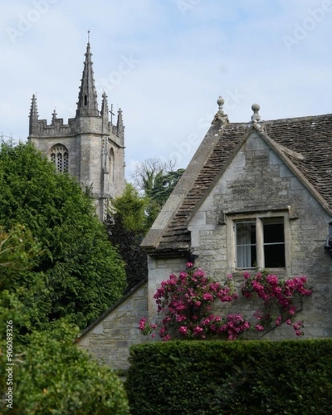 Fototapeta イギリスコツウォルズ美観地区と歴史建造物　教会　花