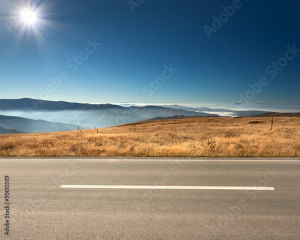 Obraz Widok z boku na pustą autostradę w górach