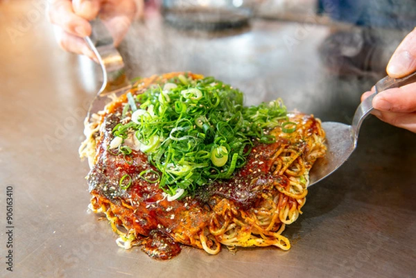 Obraz 鉄板で焼く美味しそうなお好み焼き