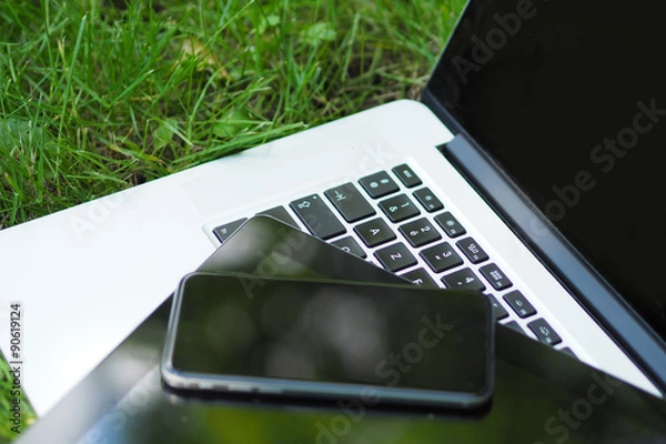 Obraz smartphone tablette et ordinateur portable dans l'herbe