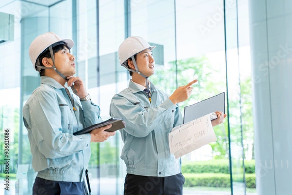 Obraz 工事現場の打合せをする作業着を着たビジネスマン