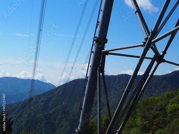 Obraz 鉄塔と山の景色