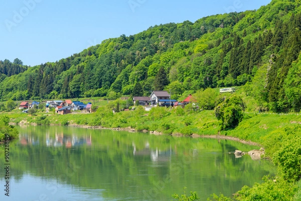 Fototapeta 千曲川の静かな流れと飯山線の気動車