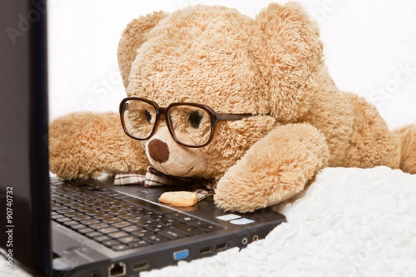 Obraz Przy komputerze działa zabawny miś w okularach