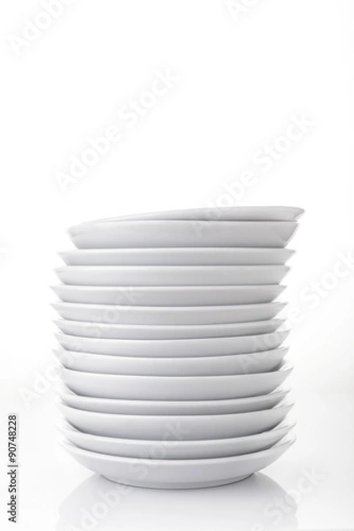 Fototapeta Pile d'assiettes Blanches sur fond blanc avec reflection