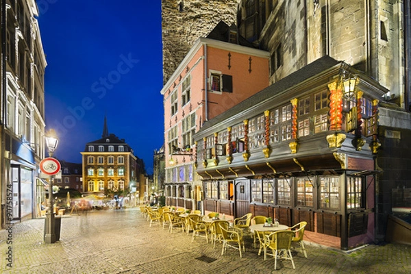 Fototapeta Ratskeller i ratusz w Aachen w nocy