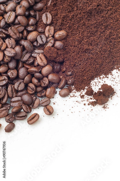 Fototapeta Kaffeebohnen und gemahlenes Kaffeepulver auf weißem Hintergrund, dekorativ und plakativ, Freiraum für Text, unten verlängerbar