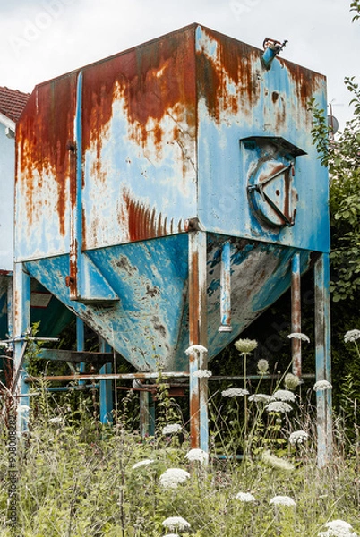 Fototapeta Opuszczone, zardzewiale metalowe silosy. Magazynowanie zboza . Pojemnik na materialy sypkie.