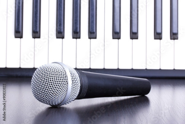 Obraz Microphone and piano keyboard