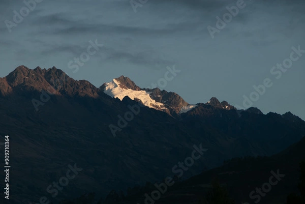 Fototapeta Montañas con nevado en amanecer cubierto de nieve 