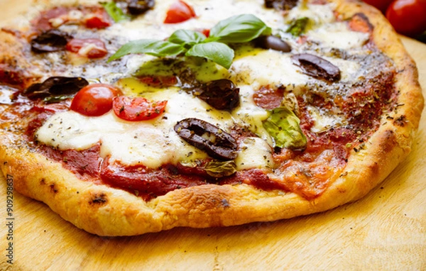 Obraz Hausgemachte Pizza mit Tomaten, Kalamata Oliven, Basilikum und Mozzarella