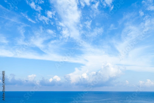 Fototapeta Krajobraz morski z błękitnym chmurnym niebem